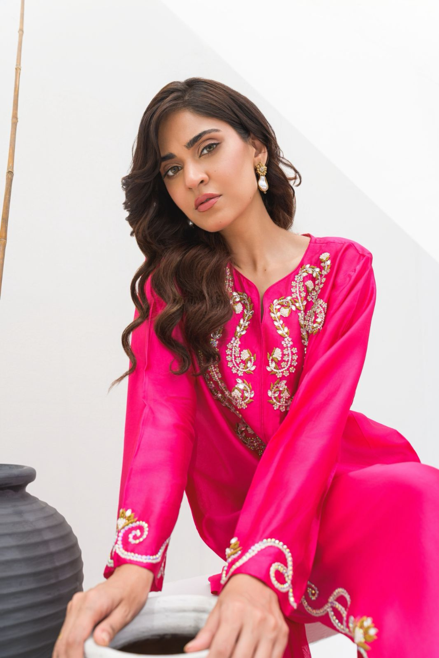 A striking hot pink canvas in Pure Sheesha Silk.